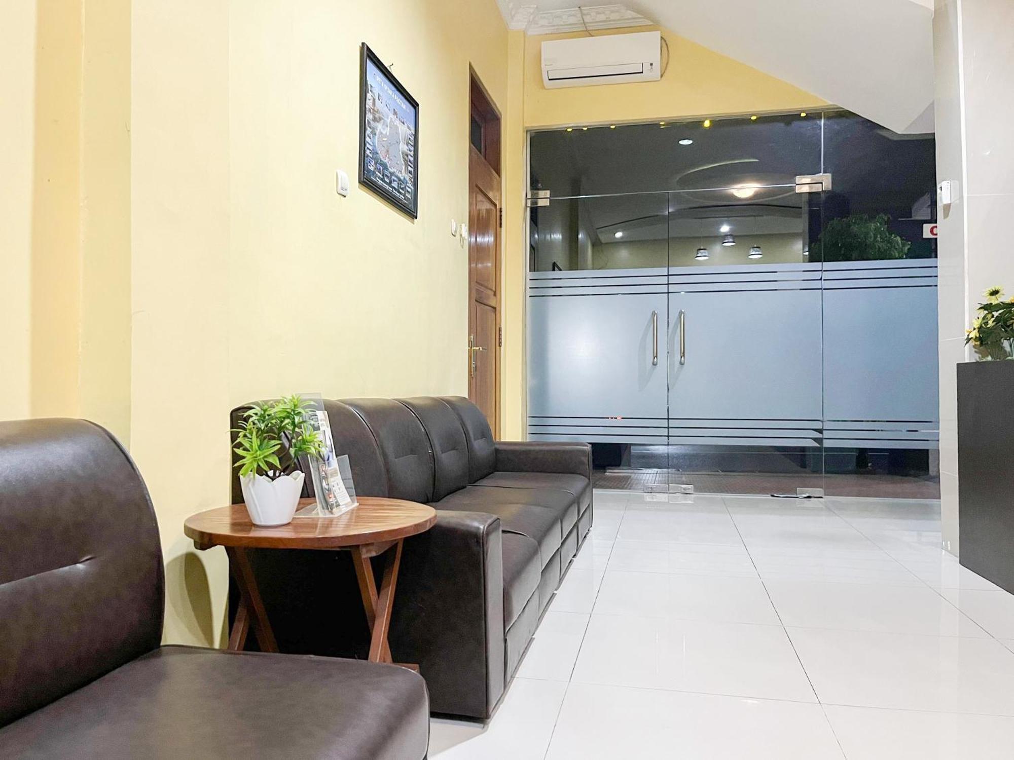 Kartika Hotel Syariah Pacitan Mitra Reddoorz 외부 사진